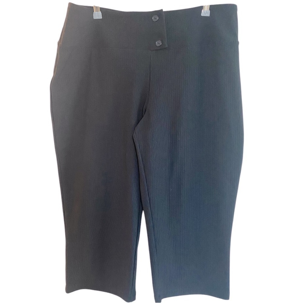 Ribbed High-Waist black Capri pull on pants. Wide waistband Button Detail 
1X
C